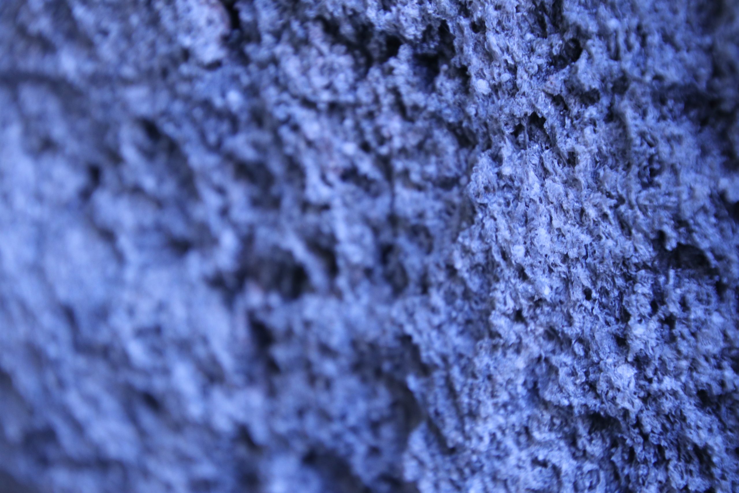 新島などで産出される、火山のマグマが急冷されてできた軽石「抗火石」。