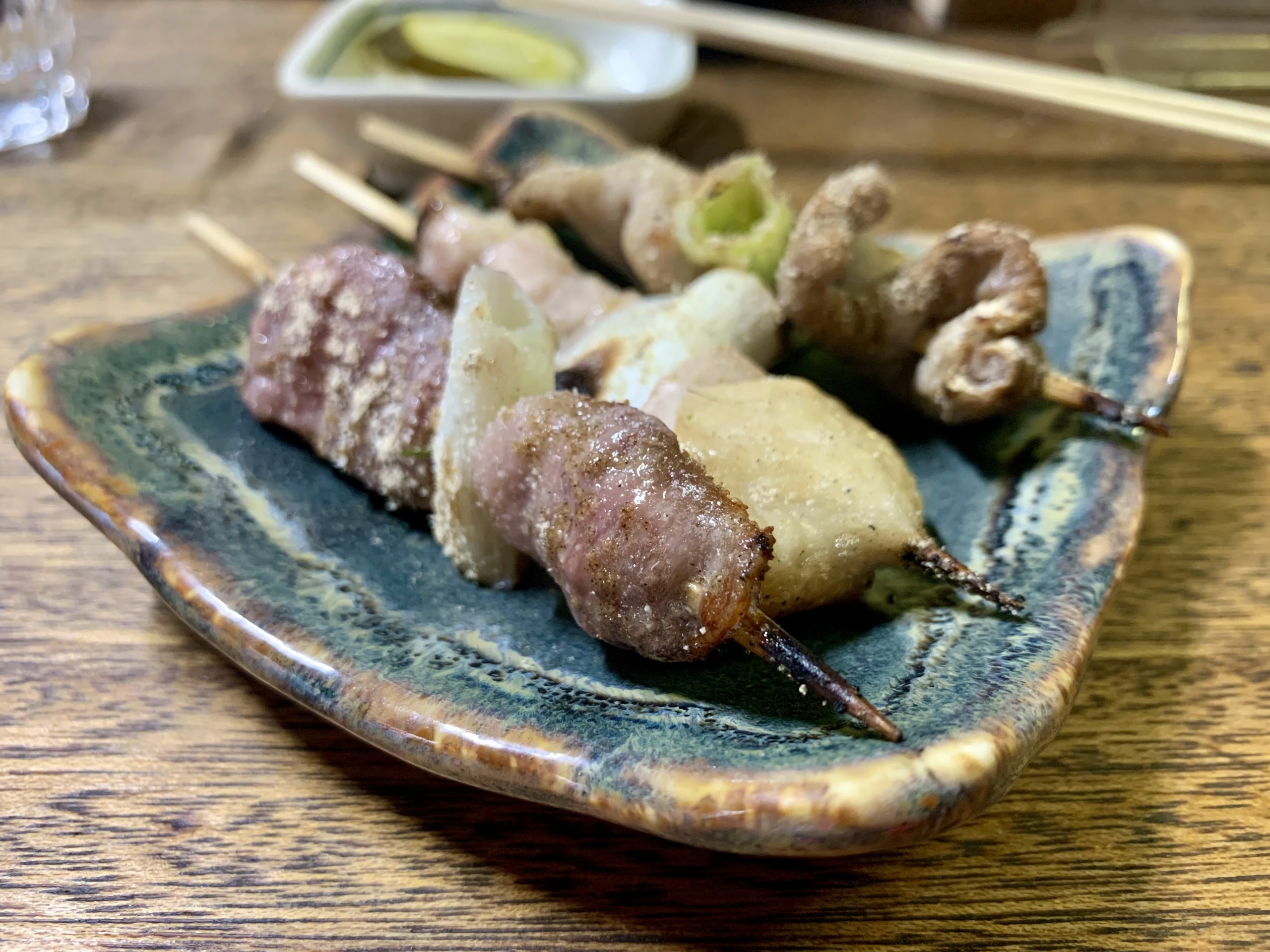 目の前で焼かれる焼き鳥は１本150円～。